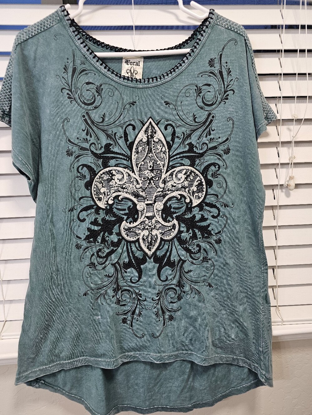 Vocal Teal Short Sleeve Fleur-de-Lis Graphic Tee